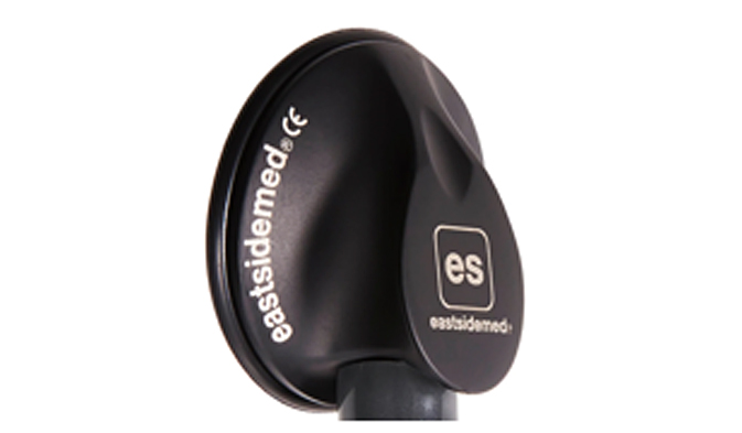 寝ている患者の背中の聴診もしやすく、また指の間にフィットする形状